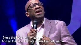 Donnie McClurkin – Bless The Lord Medley (LIVE)